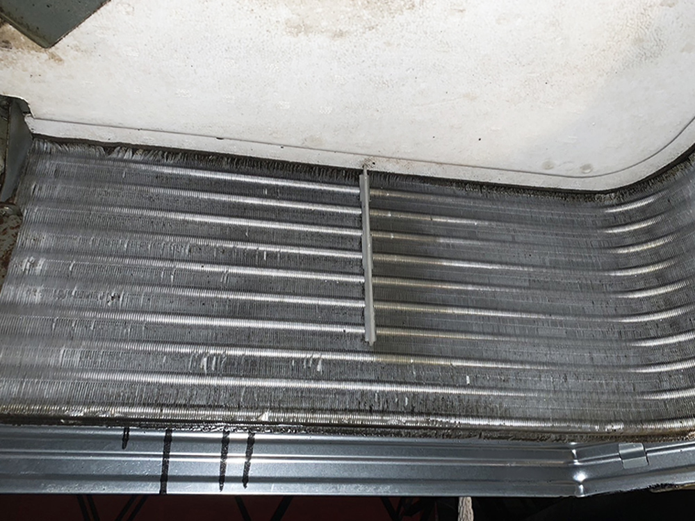 クリーニング後の業務用エアコンの画像