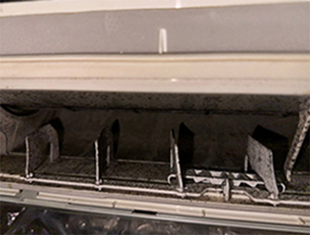 汚れたエアコンの画像