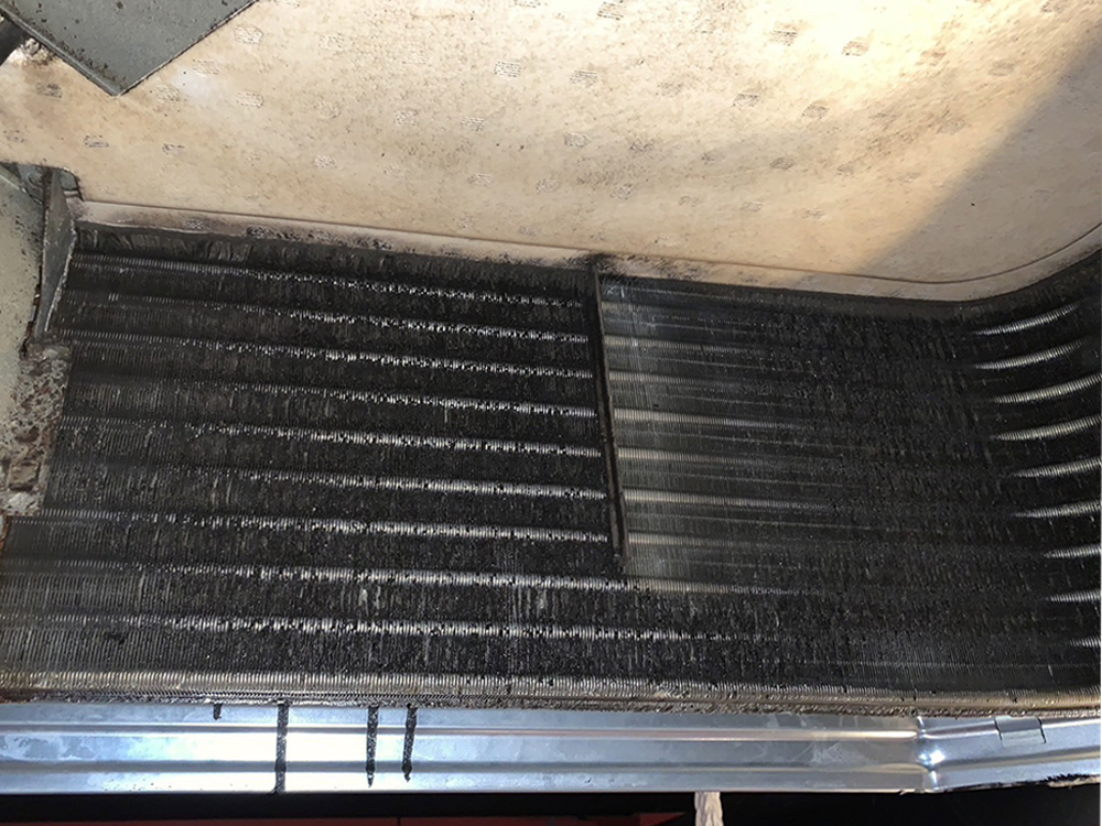 汚れた業務用エアコンの画像