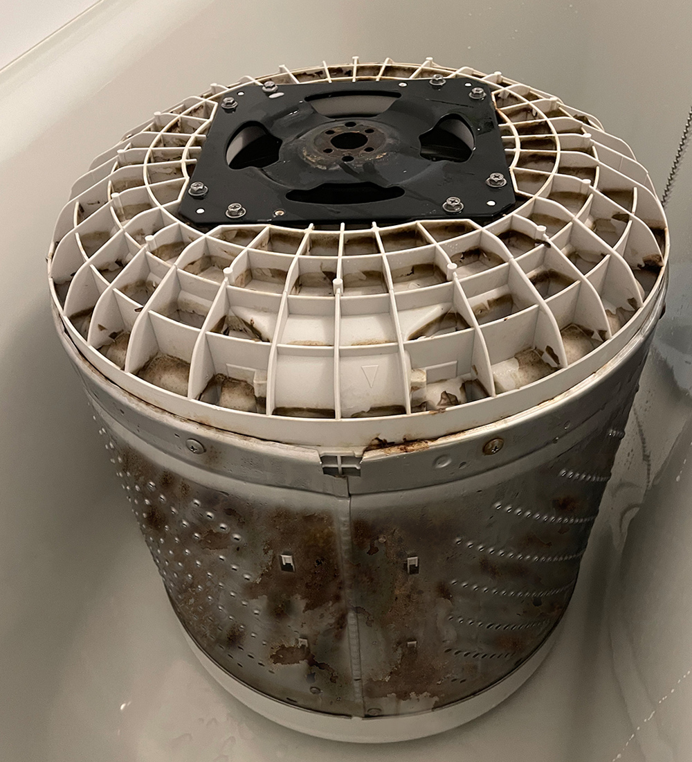 汚れた洗濯機の画像